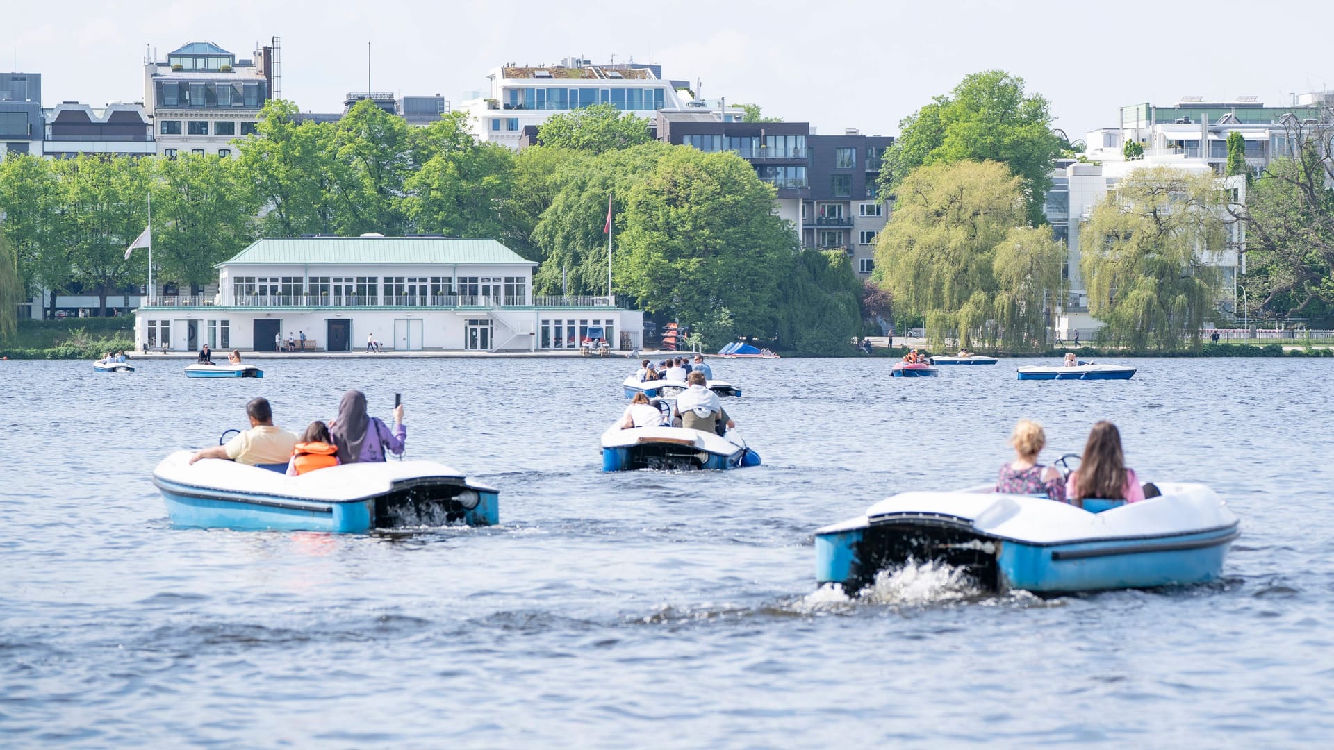 Tretboote auf der Alster (Symbolfoto): Am Wochenende lädt das Sommerwetter viele Hamburger auf und ans Wasser.