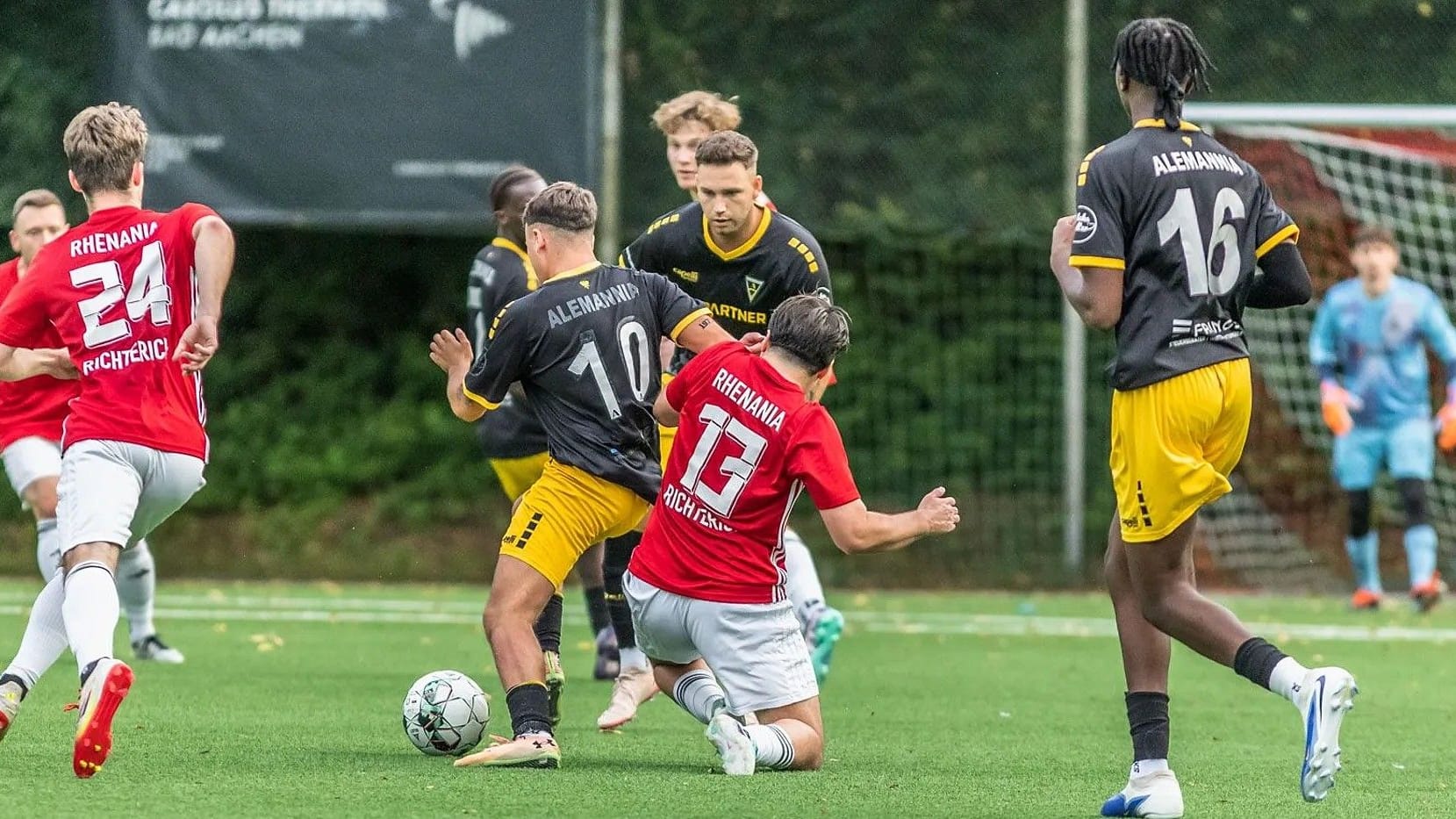 Kampf um den Ball: Das Spiel zwischen den beiden Mannschaften begann zäh.