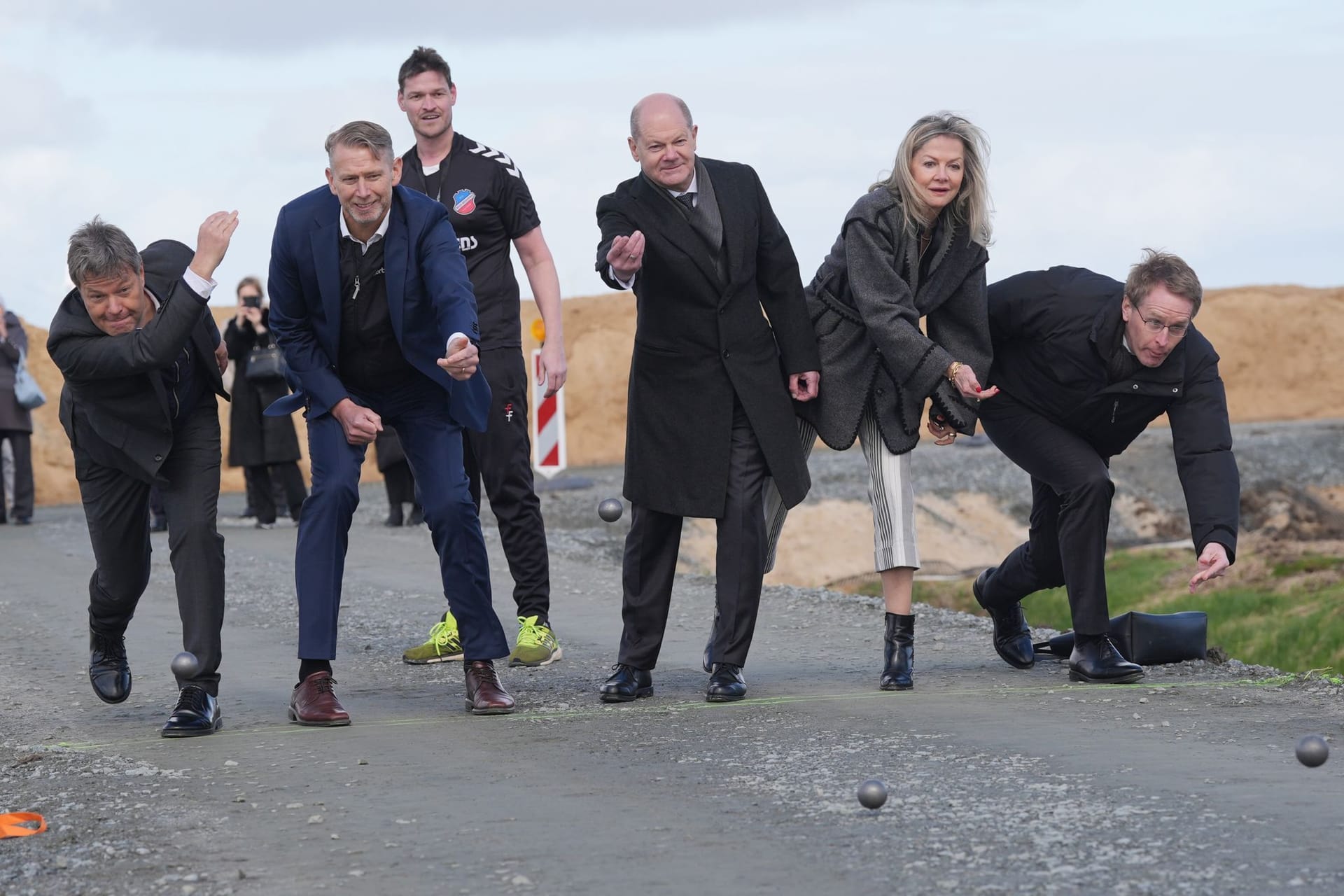 Eröffnung der Northvolt-Baustelle in Schleswig-Holstein: Unter anderem waren der damalige Vizekanzler Robert Habeck (l) und der damalige Bundeskanzler Olaf Scholz (M) anwesend.