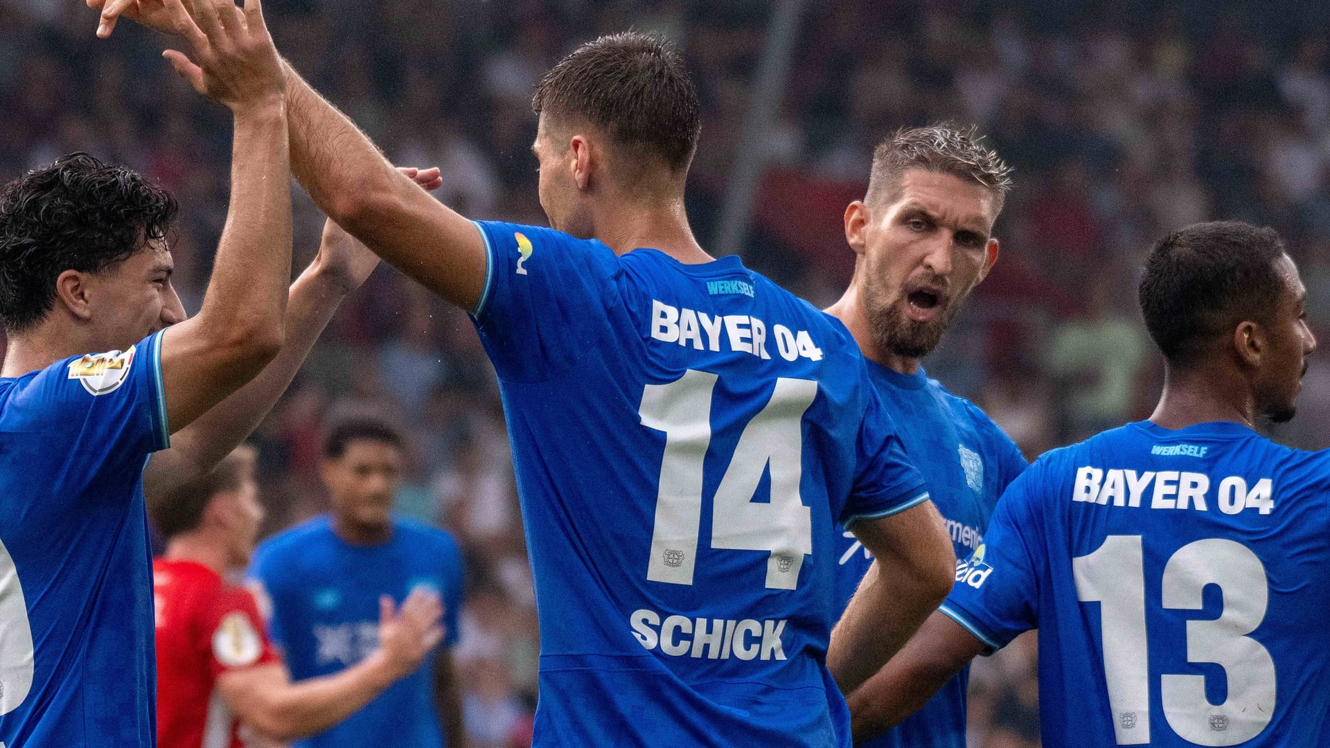 Leverkusen bejubelt den Führungstreffer von Patrik Schick (2.v.l.).