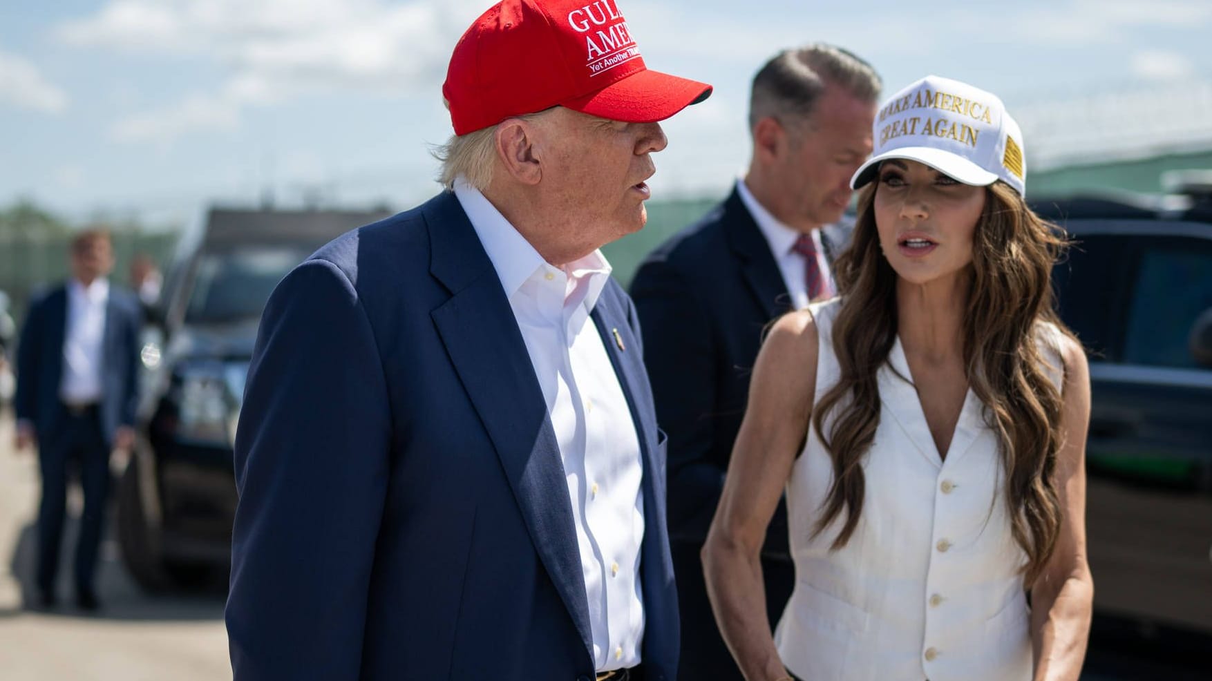 Trump und Heimatschutzministerin Kristi Noem bei einem Gang durch das Gefängnis in den Sümpfen Floridas.