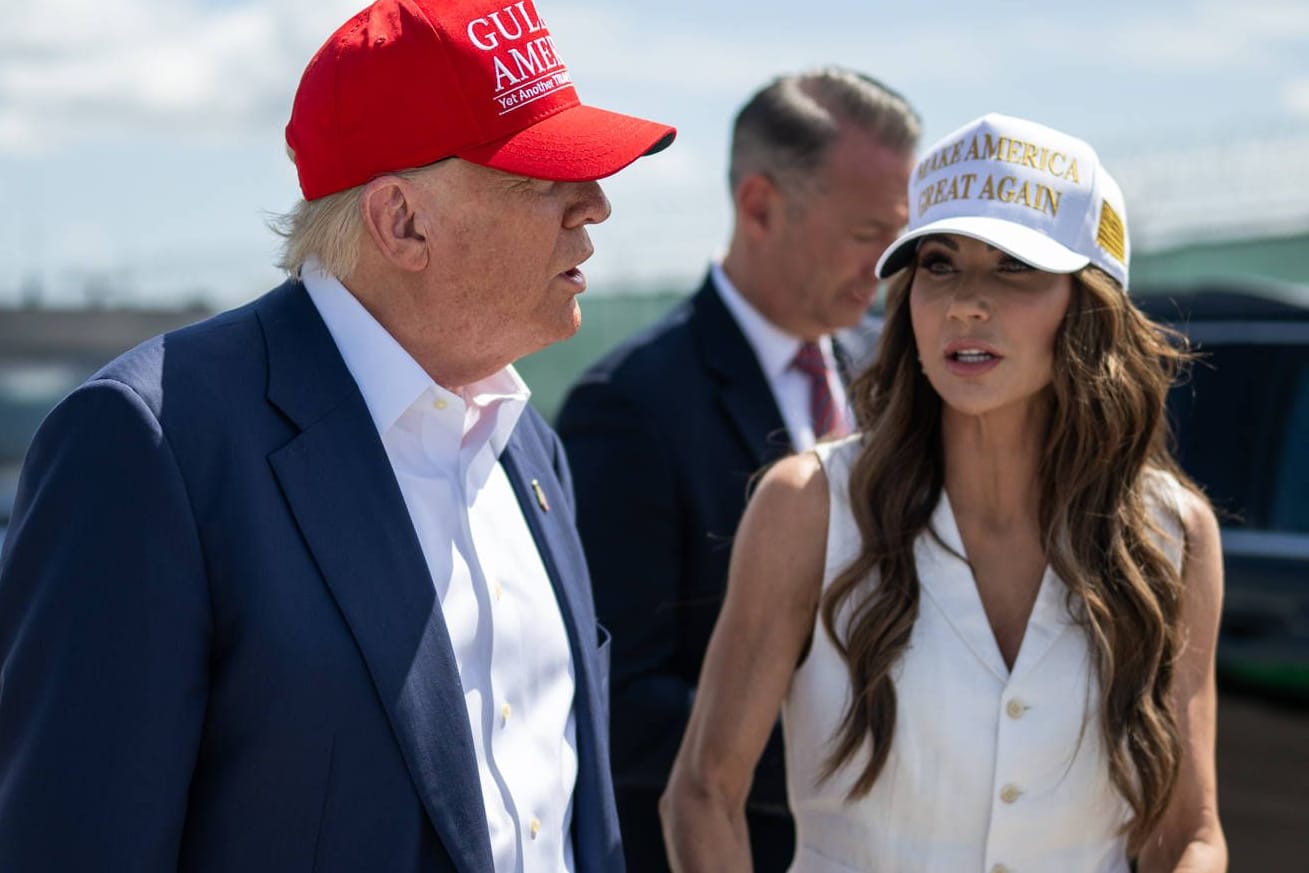 Trump und Heimatschutzministerin Kristi Noem bei einem Gang durch das Gefängnis in den Sümpfen Floridas.
