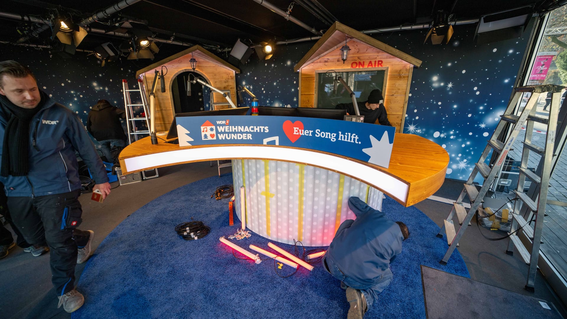 Techniker bauen das Gläserne Studio auf (Archivbild): In diesem Jahr kommt das WDR 2-Weihnachtswunder vom Burgplatz in Essen. Techniker bauen das Gläserne Studio auf (Archivbild): In diesem Jahr kommt das WDR 2-Weihnachtswunder vom Burgplatz in Essen.