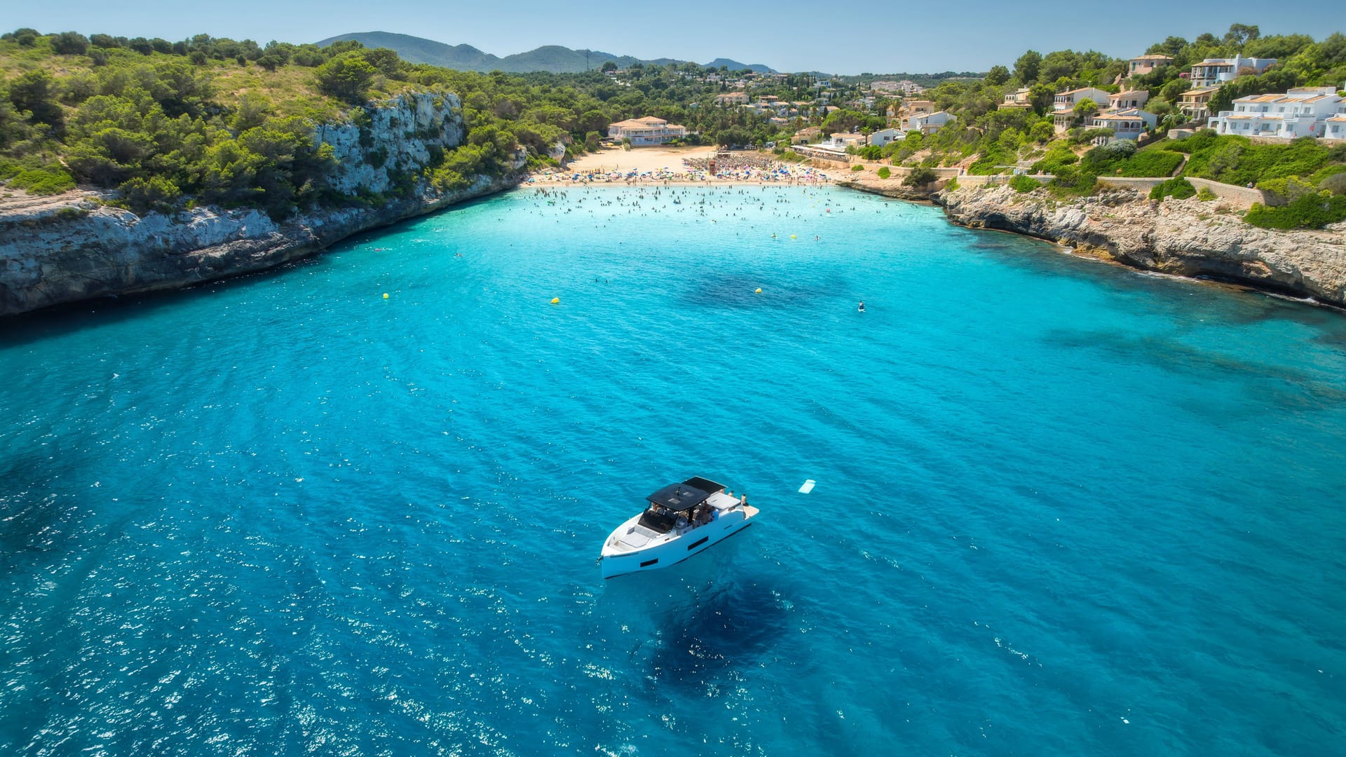 Eine Yacht in Manacor-Bucht: Steigende Preise stellen Mallorcas Tourismus vor eine Richtungsentscheidung.