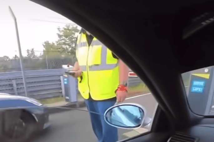Eine Aufnahme des Vorfalls verbreitete sich in sozialen Medien: Ein Mitarbeiter des Nürburgrings nutzte ein rassistisches Wort.