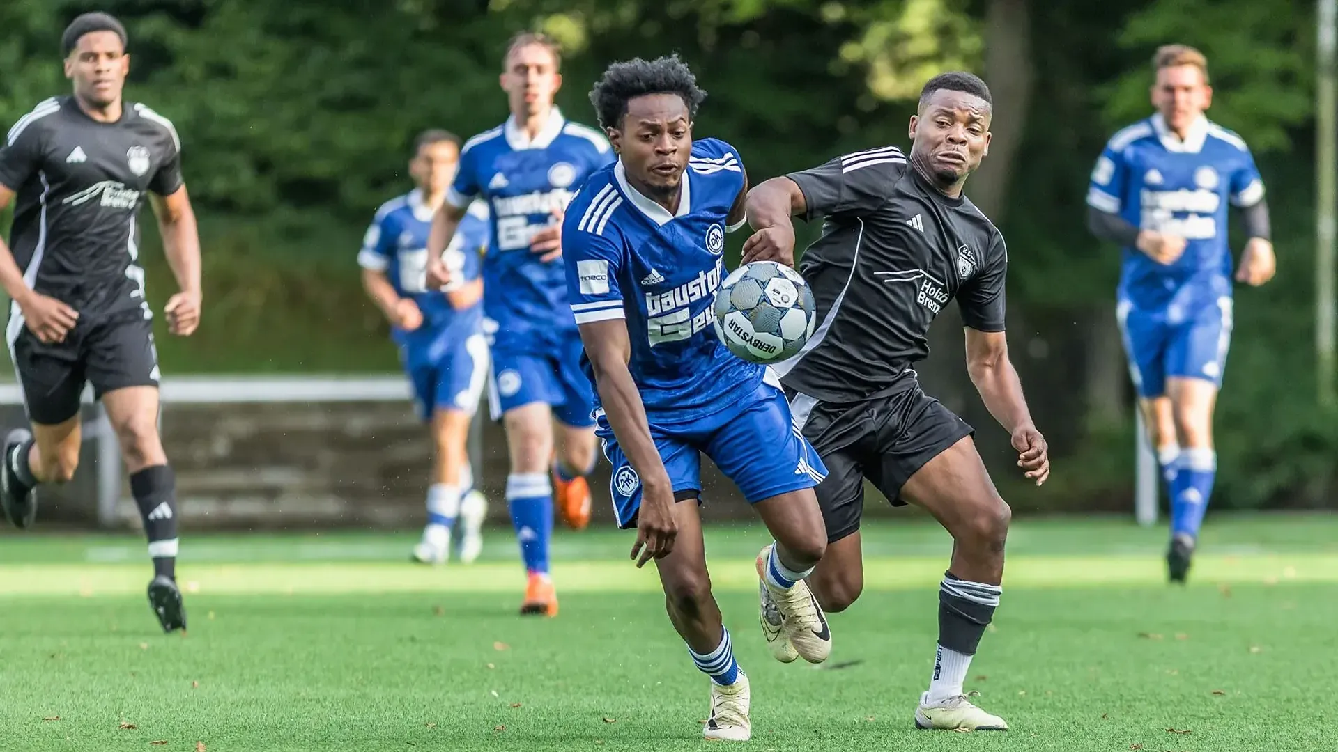 Kampf um den Ball: Die Arminia gewann gegen Forst.