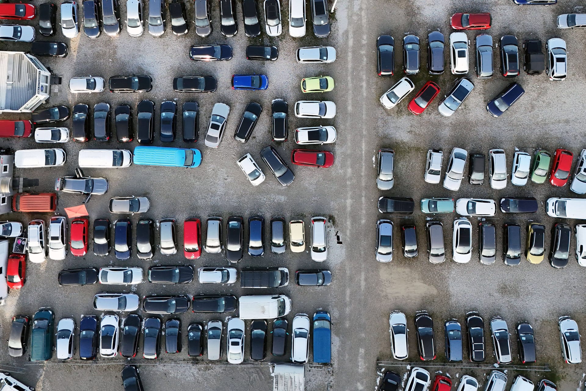 Parkplatz eines Autohändlers (Symbolfoto): In Köln hat ein Autohändler Insolvenz angemeldet.