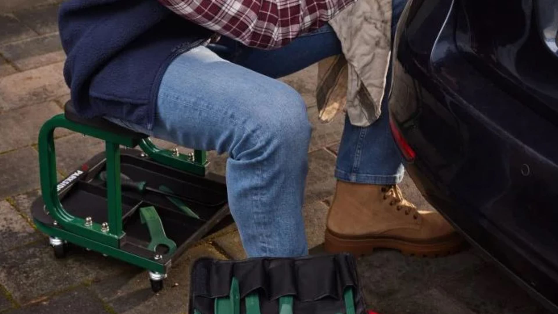 Mit den Ablagefächern unter dem Sitz haben Sie Werkzeuge stets griffbereit.
