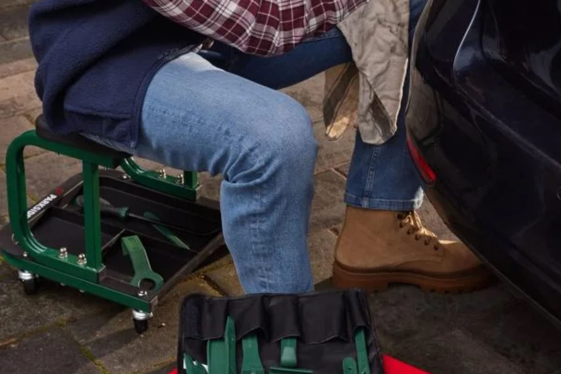 Mit den Ablagefächern unter dem Sitz haben Sie Werkzeuge stets griffbereit. Mit den Ablagefächern unter dem Sitz haben Sie Werkzeuge stets griffbereit.