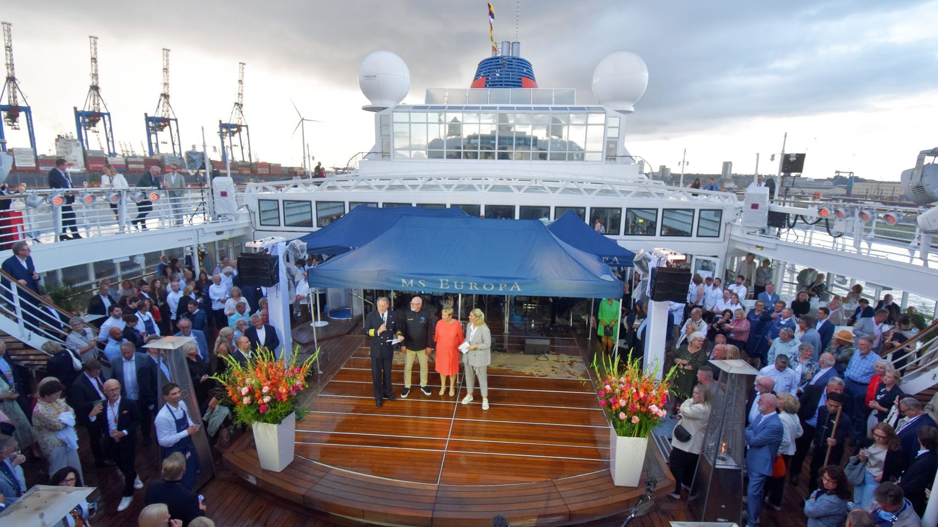 Viele Gäste an Bord der "MS Europa": Kapitän Dag Dvergastein (l.) sowie Logistiker Stefan Fermerling von Sea Chefs, IsoldeSusset von Hapag-Lloyd Cruises und Moderatorin Angelina Kirsch begrüßen die Gäste.