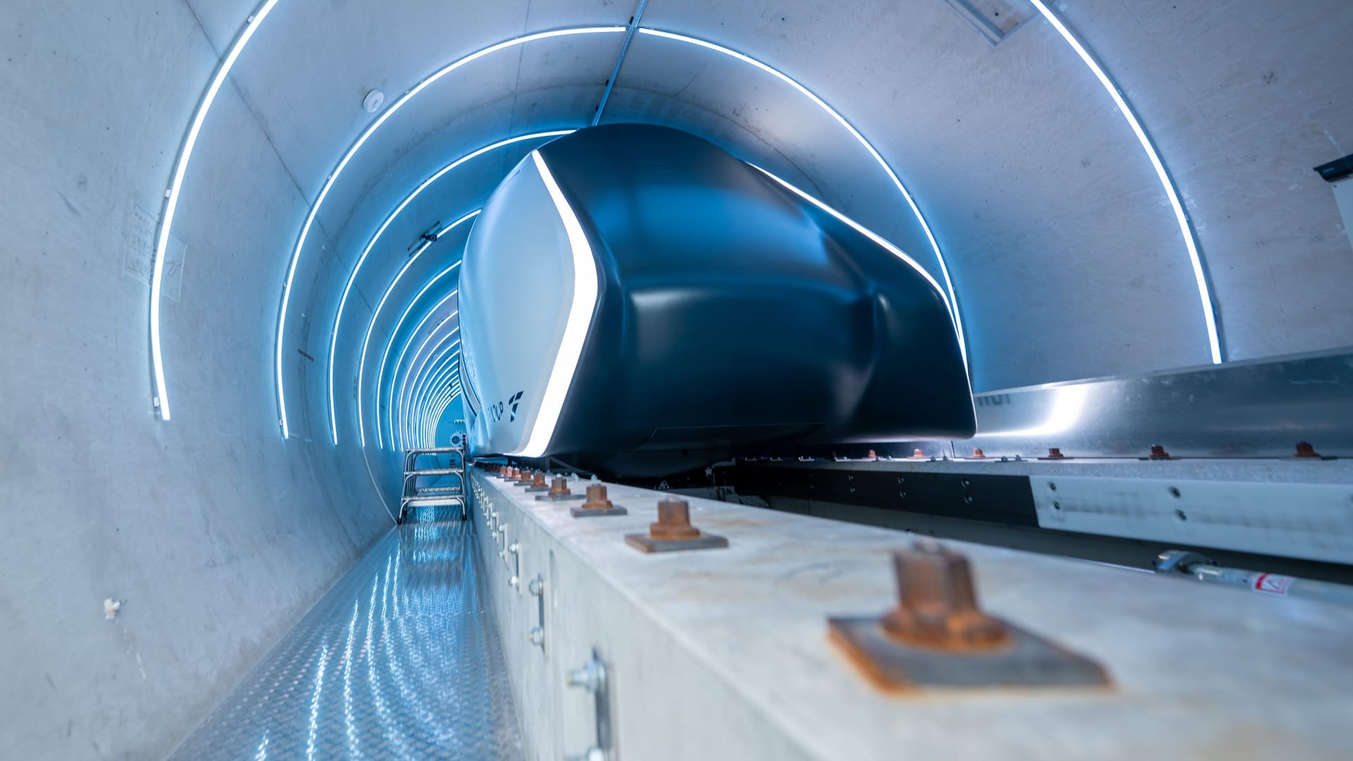 Eine Hyperloop-Teststrecken-Röhre (Symbolbild): Das futuristische Verkehrsmittel könnte in ferner Zukunft Hamburg schneller mit Kiel verbinden. Eine Hyperloop-Teststrecken-Röhre (Symbolbild): Das futuristische Verkehrsmittel könnte in ferner Zukunft Hamburg schneller mit Kiel verbinden.
