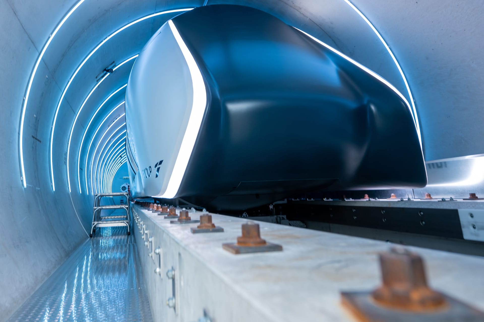 Eine Hyperloop-Teststrecken-Röhre (Symbolbild): Das futuristische Verkehrsmittel könnte in ferner Zukunft Hamburg schneller mit Kiel verbinden. Eine Hyperloop-Teststrecken-Röhre (Symbolbild): Das futuristische Verkehrsmittel könnte in ferner Zukunft Hamburg schneller mit Kiel verbinden.