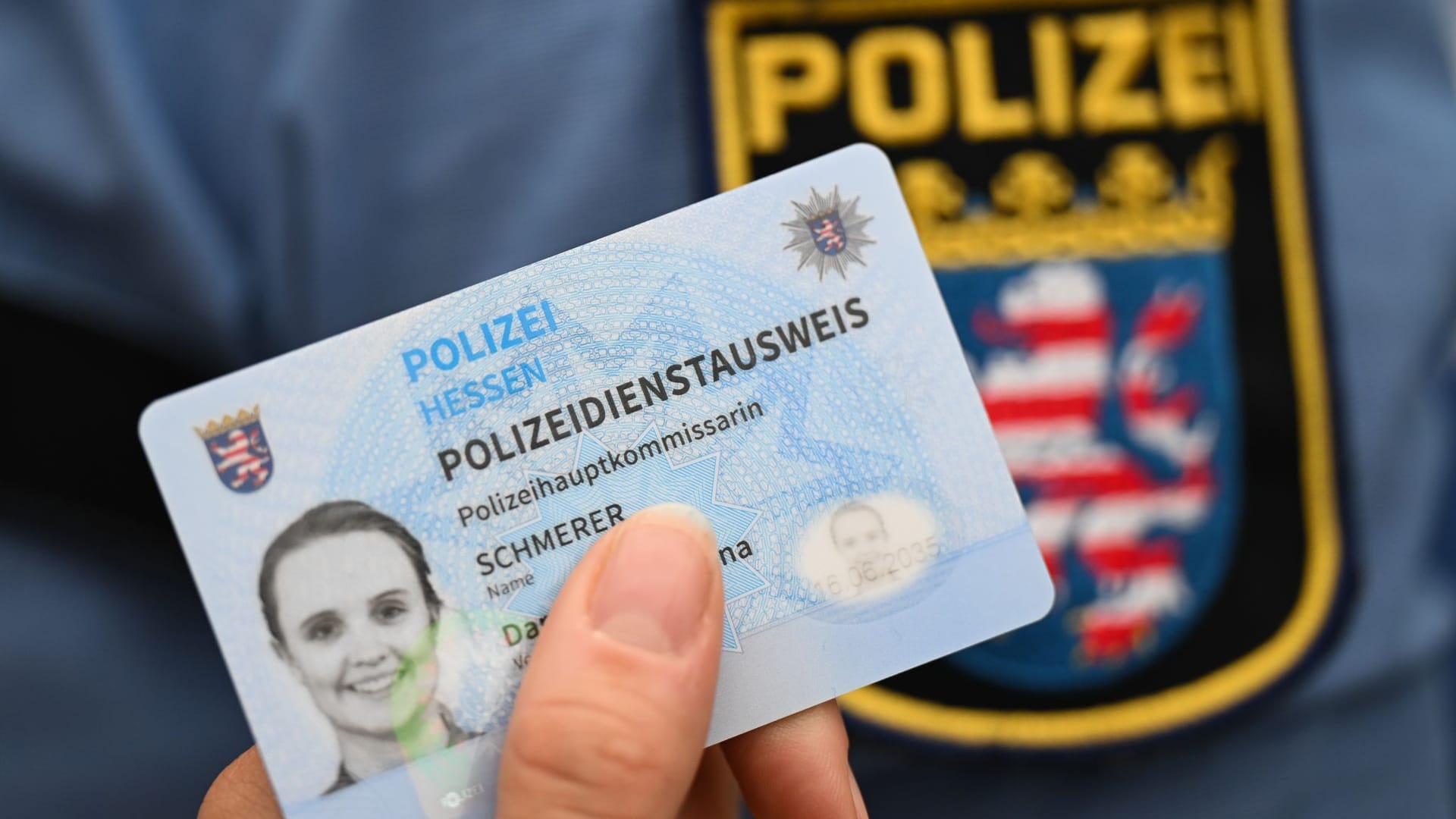 Mit Hologramm und tastbaren Elementen: der neue Dienstausweis der Polizei.