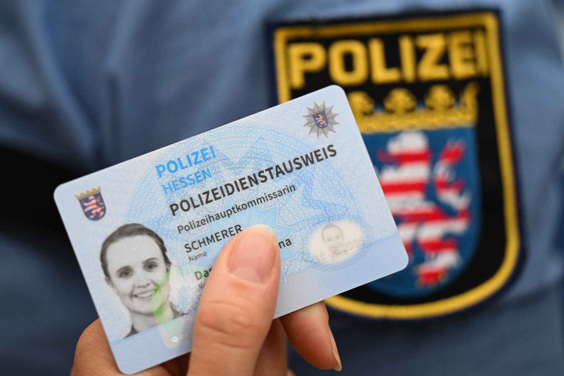 Mit Hologramm und tastbaren Elementen: der neue Dienstausweis der Polizei.