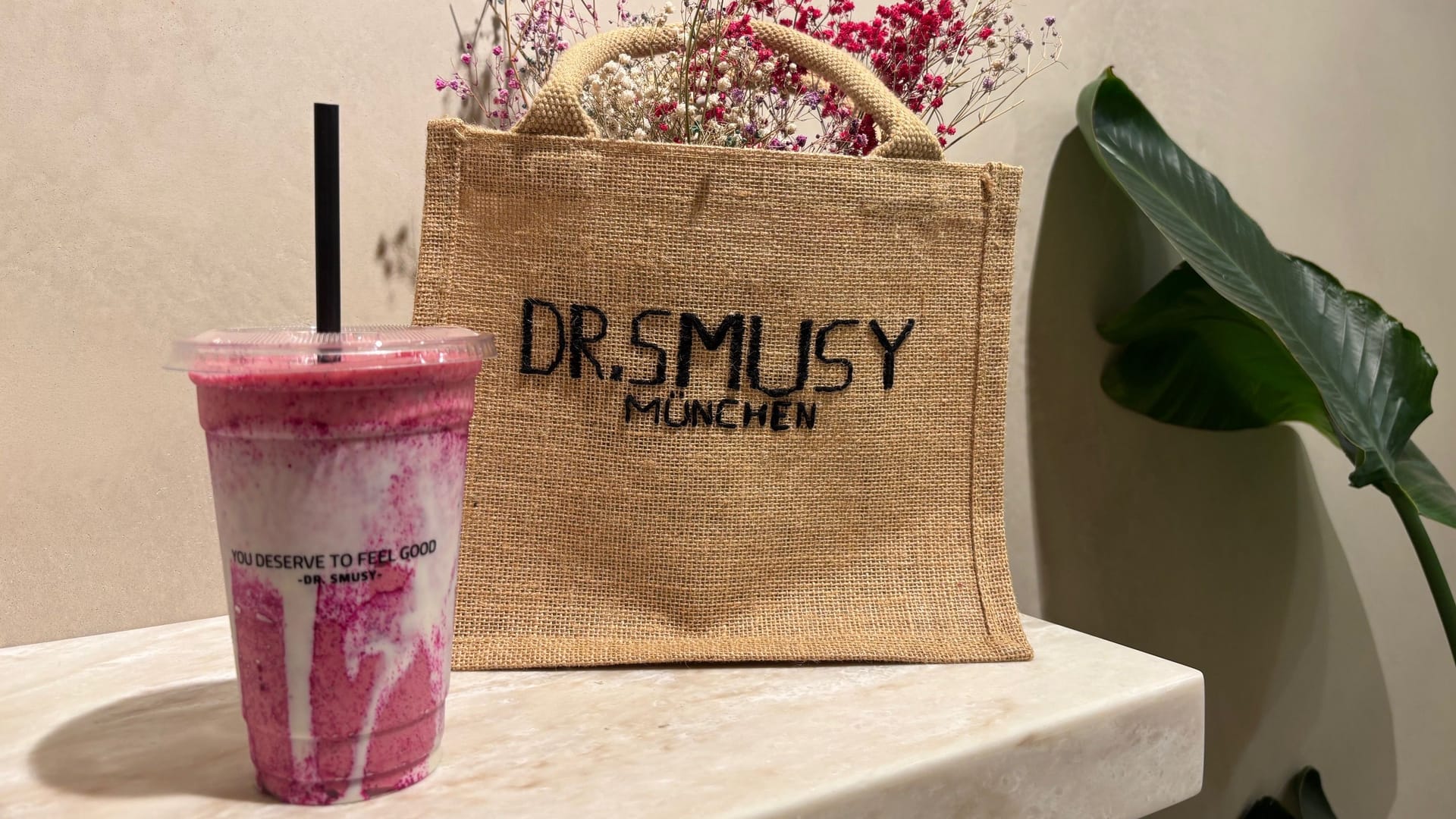 Der Pink-Azizam-Smoothie mit Drachenfrucht und einem Vitaminpräparat kostet stolze 10,90 Euro.