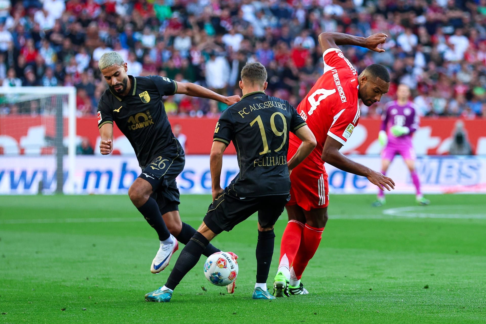 Jonathan Tah: Nicht das beste Spiel seiner noch kurzen Zeit bei den Bayern. Im ersten Durchgang wenig beschäftigt. Nach der Pause wie Upamecano zu langsam, zu ungeordnet beim Anschlusstreffer der Augsburger. Auch beim 2:3 ohne Einfluss. Note 4 Jonathan Tah: Nicht das beste Spiel seiner noch kurzen Zeit bei den Bayern. Im ersten Durchgang wenig beschäftigt. Nach der Pause wie Upamecano zu langsam, zu ungeordnet beim Anschlusstreffer der Augsburger. Auch beim 2:3 ohne Einfluss. Note 4