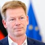 Parteien zur Entlassung des Bahnchefs