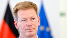 Parteien zur Entlassung des Bahnchefs