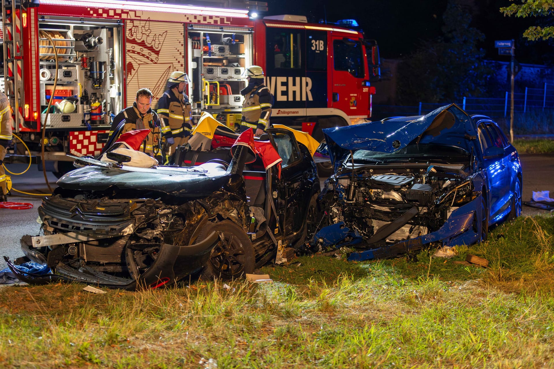 Unfall in Essen: Beide Fahrzeuge wurden schwer beschädigt.