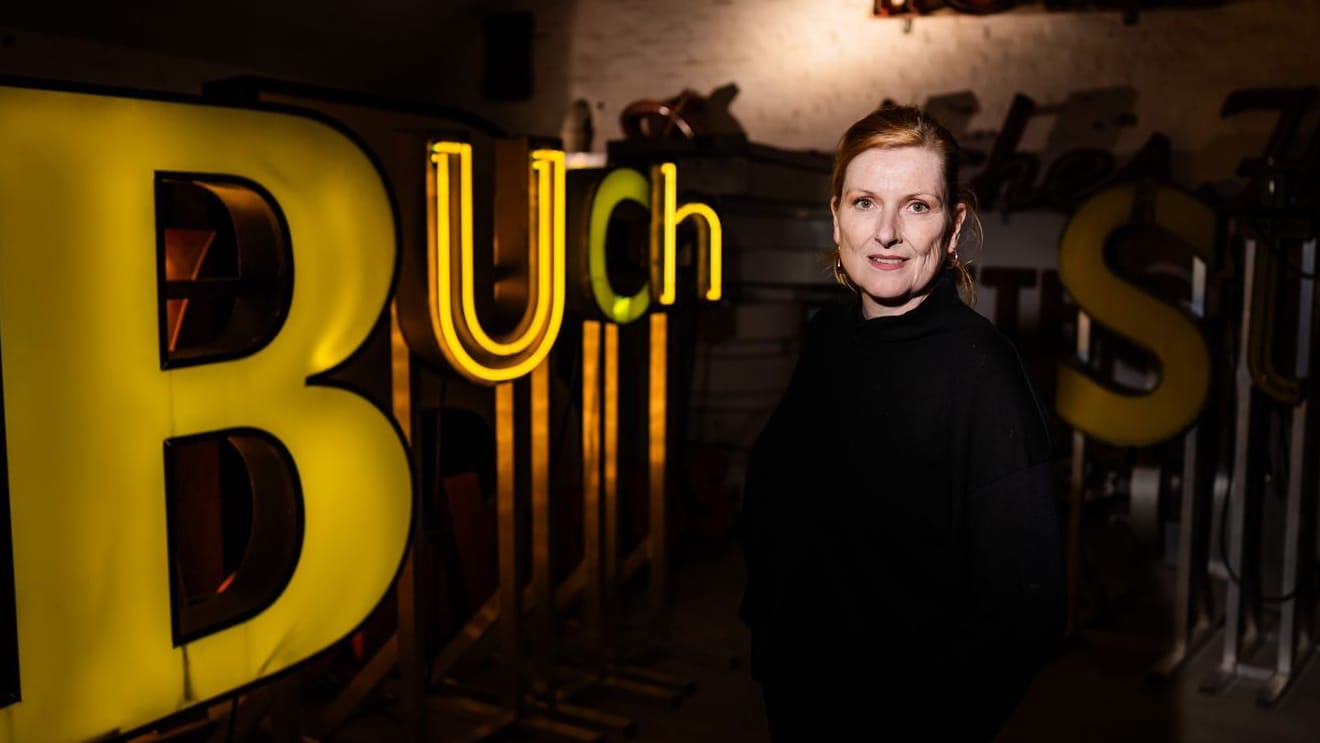 Barbara Dechant, Leiterin und Gründerin: Hier steht sie in ihrem Buchstabenmuseum. Barbara Dechant, Leiterin und Gründerin: Hier steht sie in ihrem Buchstabenmuseum.