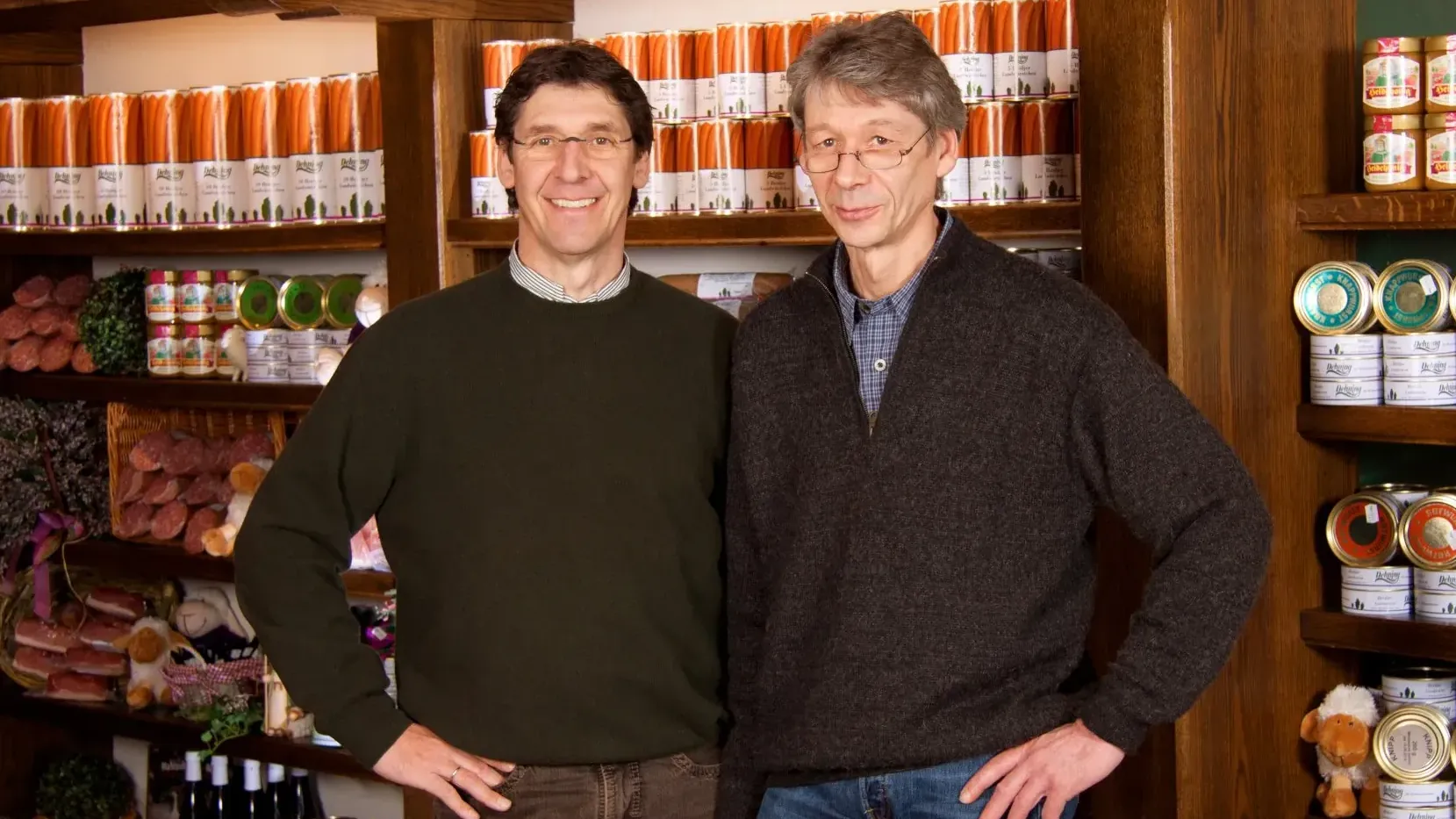 Reinhard Müller und Rolf-Dieter Müller: Die Inhaber der Ernst Dehning GmbH stehen vor ihren Fleischwaren.