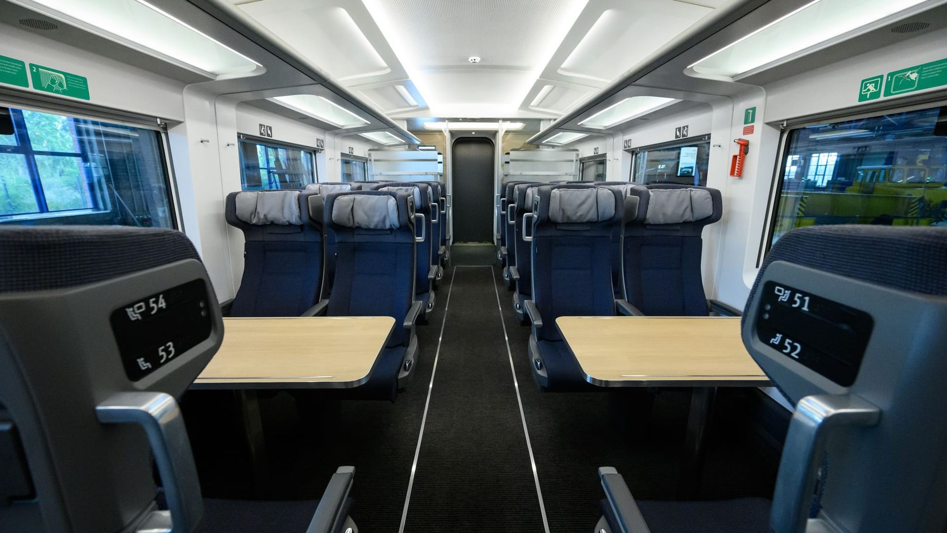 Innenraum des neuen ICE L: Vier Züge sollen ab der Weihnachtszeit von Köln nach Berlin fahren.