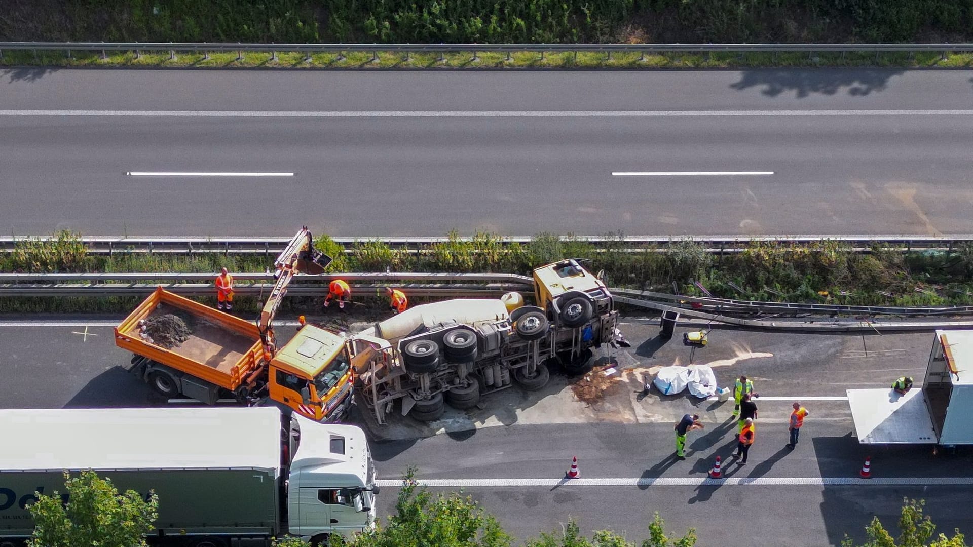 Unfall auf der A 14: Ein Betonmischer ist bei Halle durch die Mittelleitplanke gefahren und auf der Gegenfahrbahn umgekippt.
