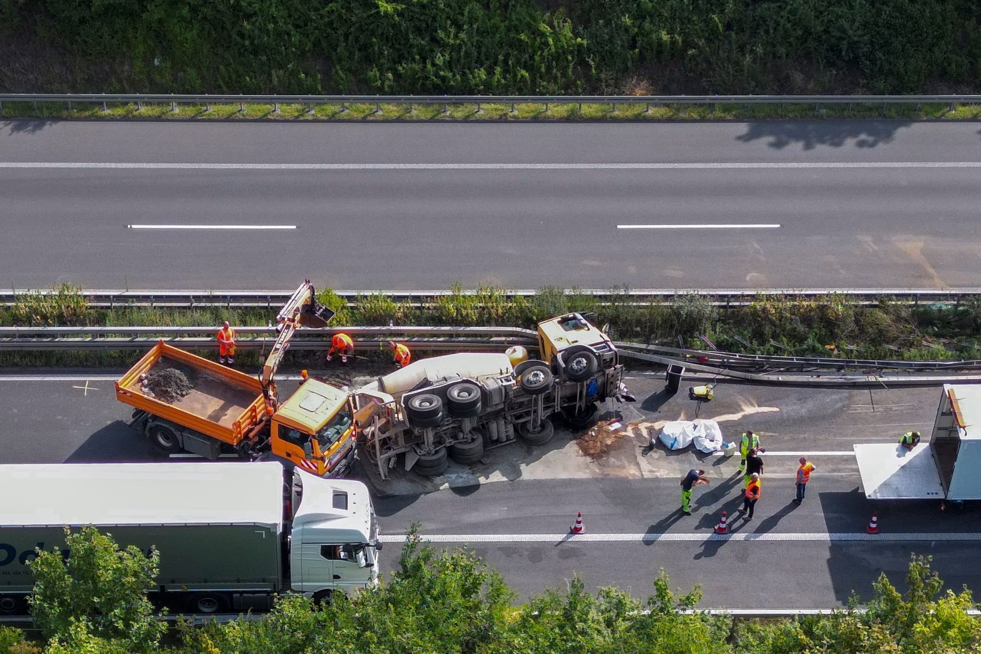 Unfall auf der A 14: Ein Betonmischer ist bei Halle durch die Mittelleitplanke gefahren und auf der Gegenfahrbahn umgekippt.