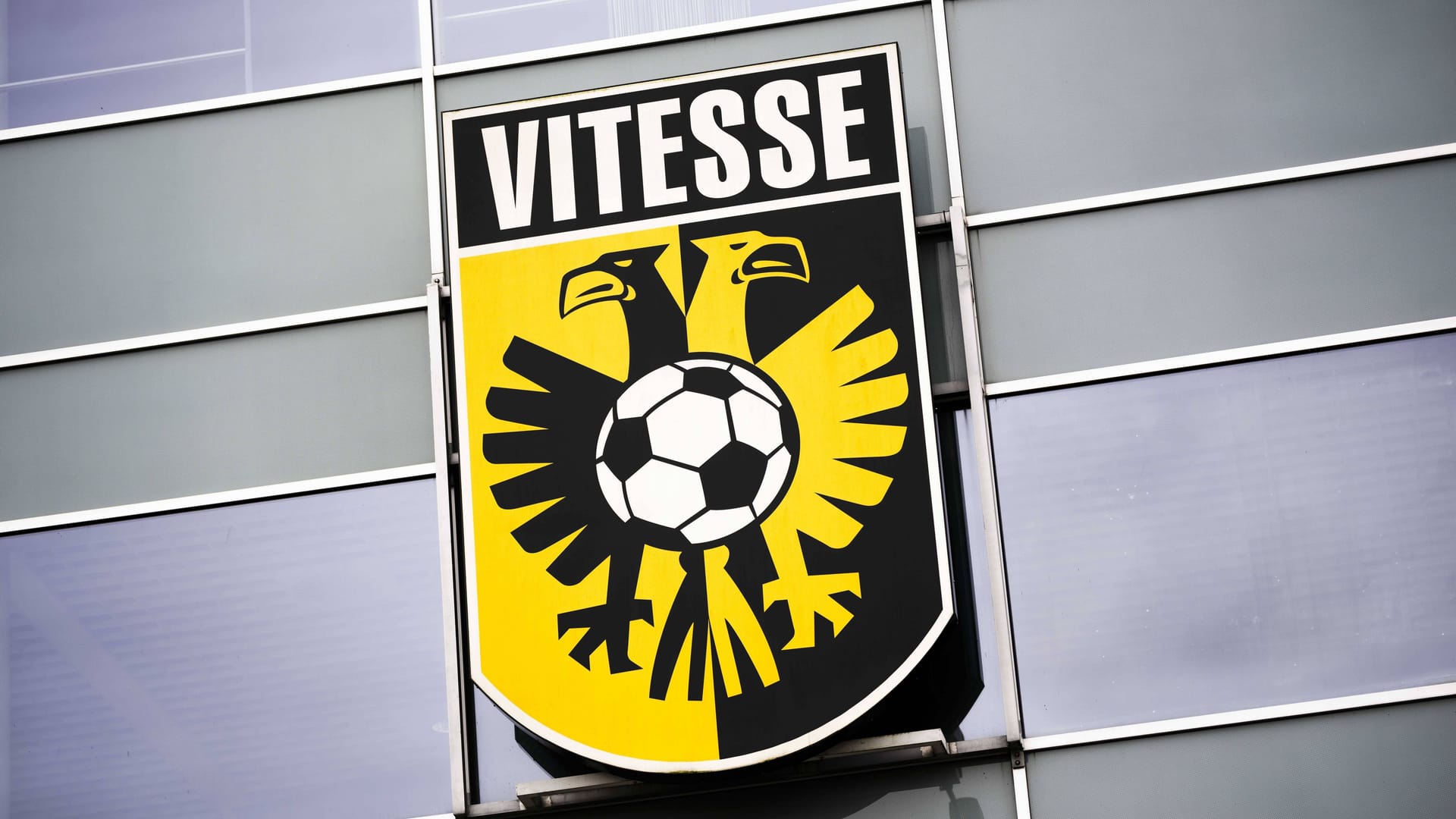 Logo von Vitesse Arnheim am Gelrodome, dem Stadion des Klubs: Die Zukunft des Vereins ist völlig offen.