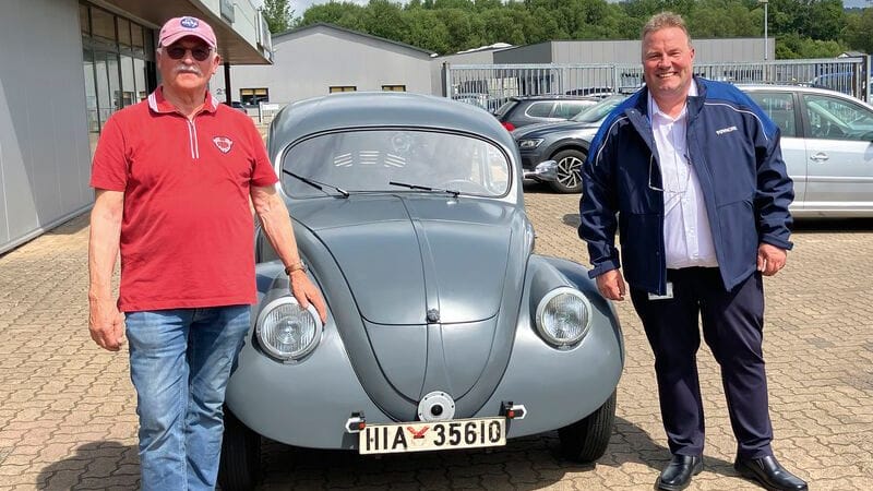 Traugott Grundmann und TÜV-Experte Thomas Rusch vor dem Käfer: Nach sieben Jahren darf der Wagen nun auf die Straße. Traugott Grundmann und TÜV-Experte Thomas Rusch vor dem Käfer: Nach sieben Jahren darf der Wagen nun auf die Straße.