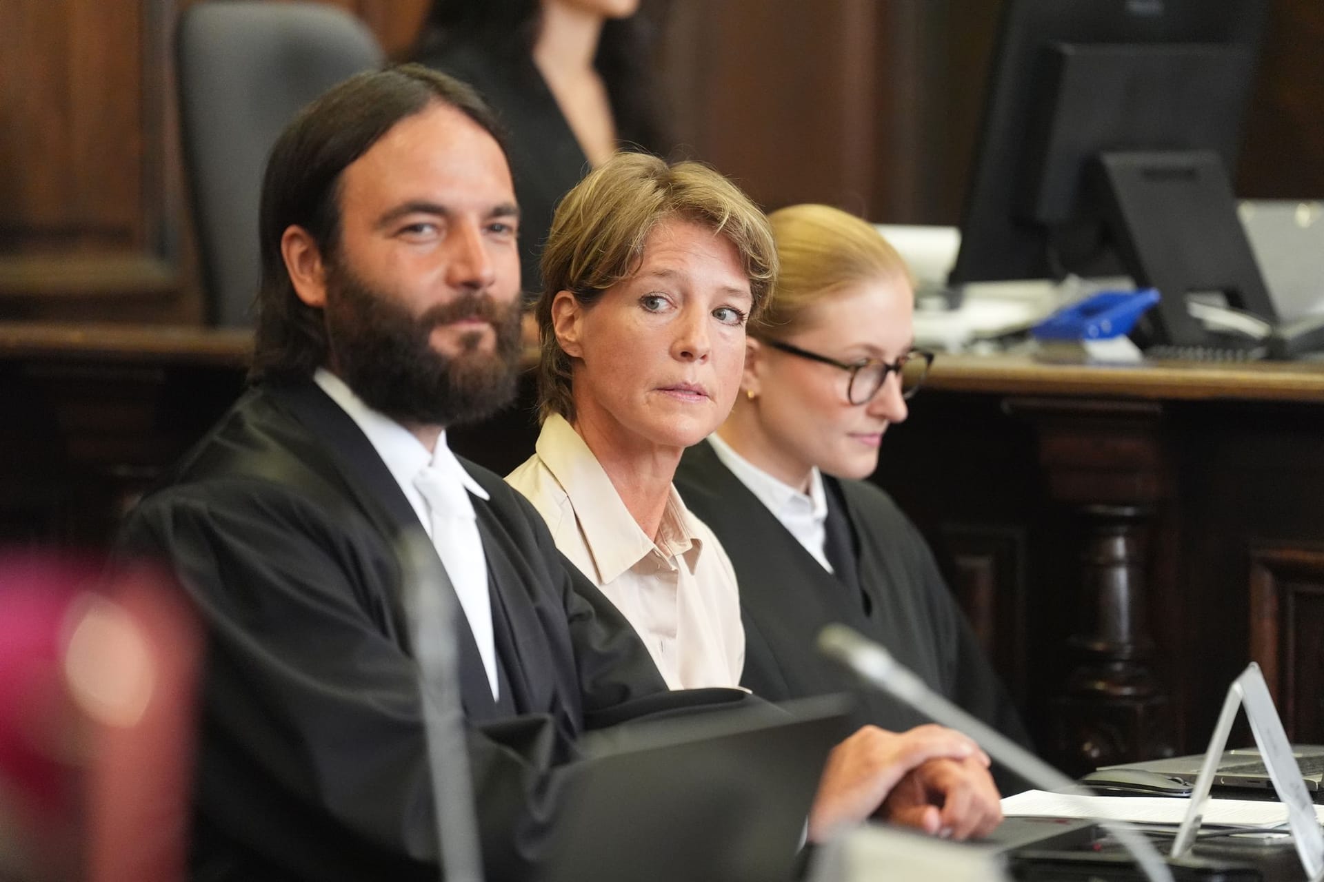 Angeklagte Christina Block (Mitte), mit einem ihrem Verteidiger Ingo Bott und Anwältin Paula Wlodarek während des Prozesses um mutmaßliche Kindesentführung.