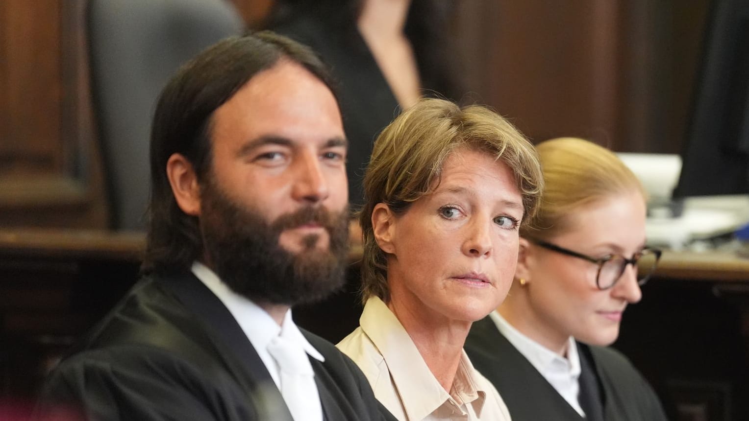 Angeklagte Christina Block (Mitte), mit einem ihrem Verteidiger Ingo Bott und Anwältin Paula Wlodarek während des Prozesses um mutmaßliche Kindesentführung.