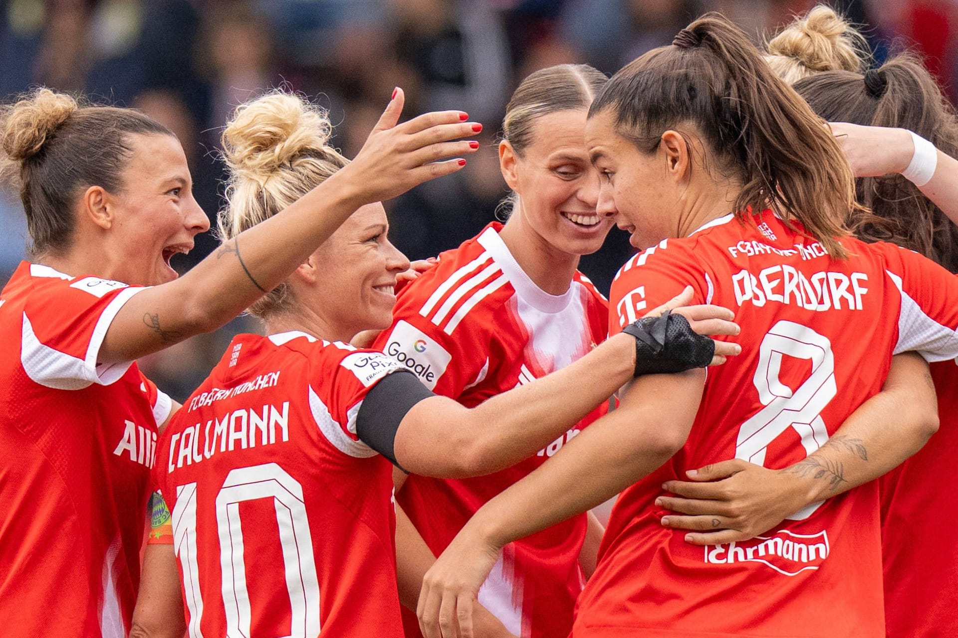 Torjubel: Die Spielerinnen des FC Bayern feiern im Test gegen Real Madrid.