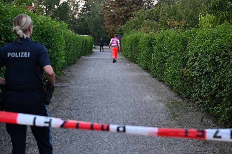 Polizei in der Kleingartenanlage: Die Beamten ermitteln zu den genauen Gründen des Vorfalls.