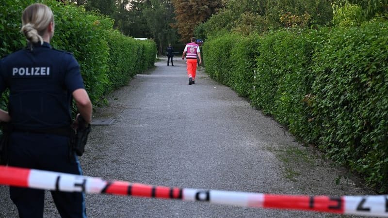 Polizei in der Kleingartenanlage: Die Beamten ermitteln zu den genauen Gründen des Vorfalls.