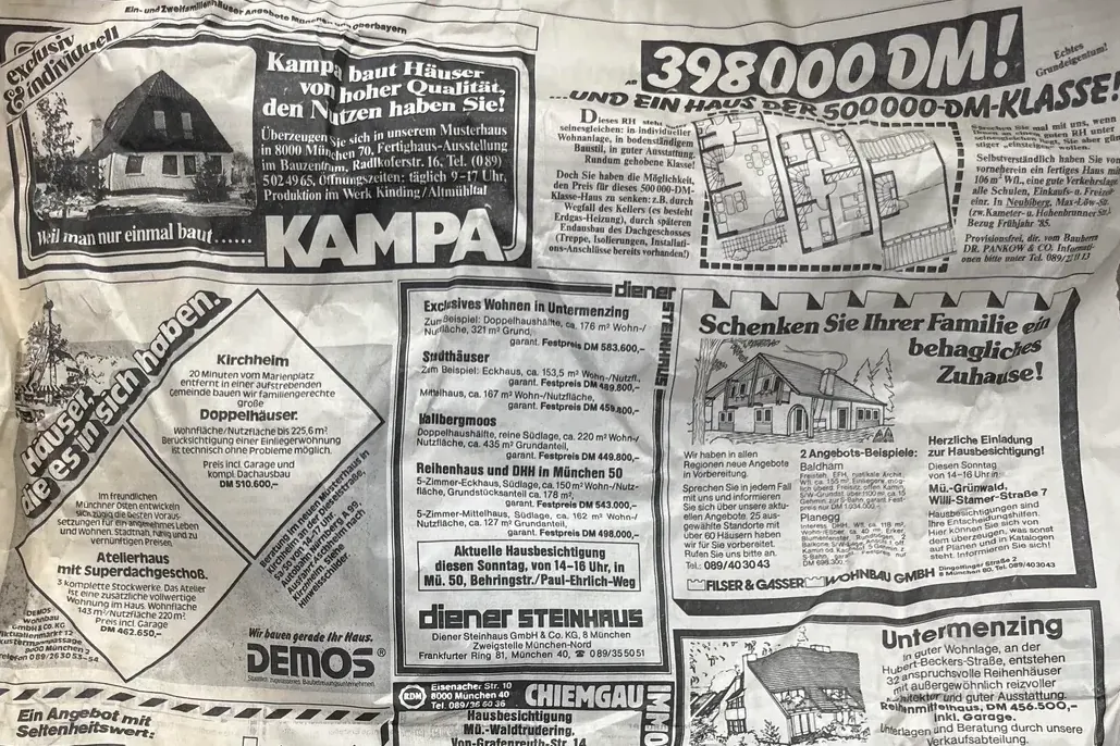 Zeitungsseite mit Immobilienanzeigen aus dem Mai 1984: Die Preise für Häuser in und um München wirken aus heutiger Sicht erstaunlich niedrig. Zeitungsseite mit Immobilienanzeigen aus dem Mai 1984: Die Preise für Häuser in und um München wirken aus heutiger Sicht erstaunlich niedrig.