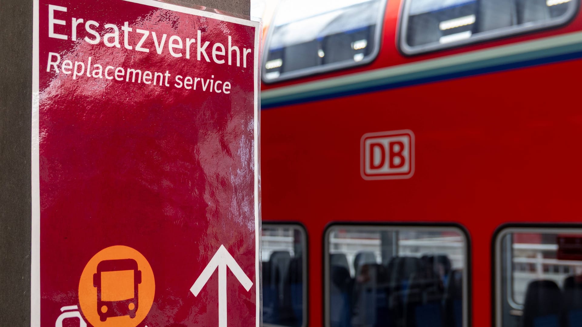 Ersatzverkehr bei der Deutschen Bahn (Symbolfoto): Zwischen Hamburg und Berlin fahren Busse statt Zügen – nicht immer reibungslos.