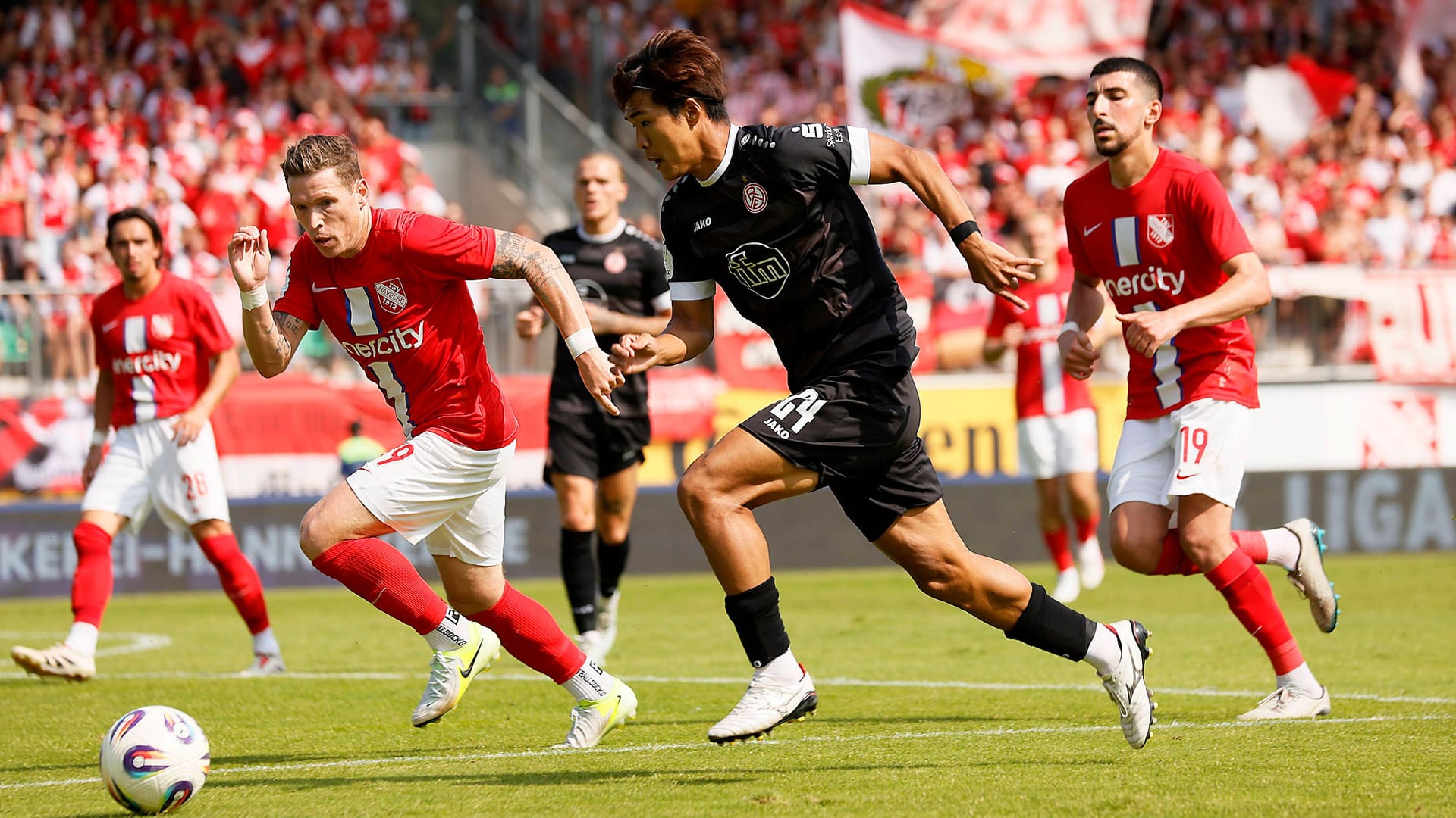 Kaito Mizuta (r.) treibt den Ball nach vorn: Rot-Weiss Essen gab den Sieg beim TSV Havelse in der Nachspielzeit noch aus der Hand. Kaito Mizuta (r.) treibt den Ball nach vorn: Rot-Weiss Essen gab den Sieg beim TSV Havelse in der Nachspielzeit noch aus der Hand.