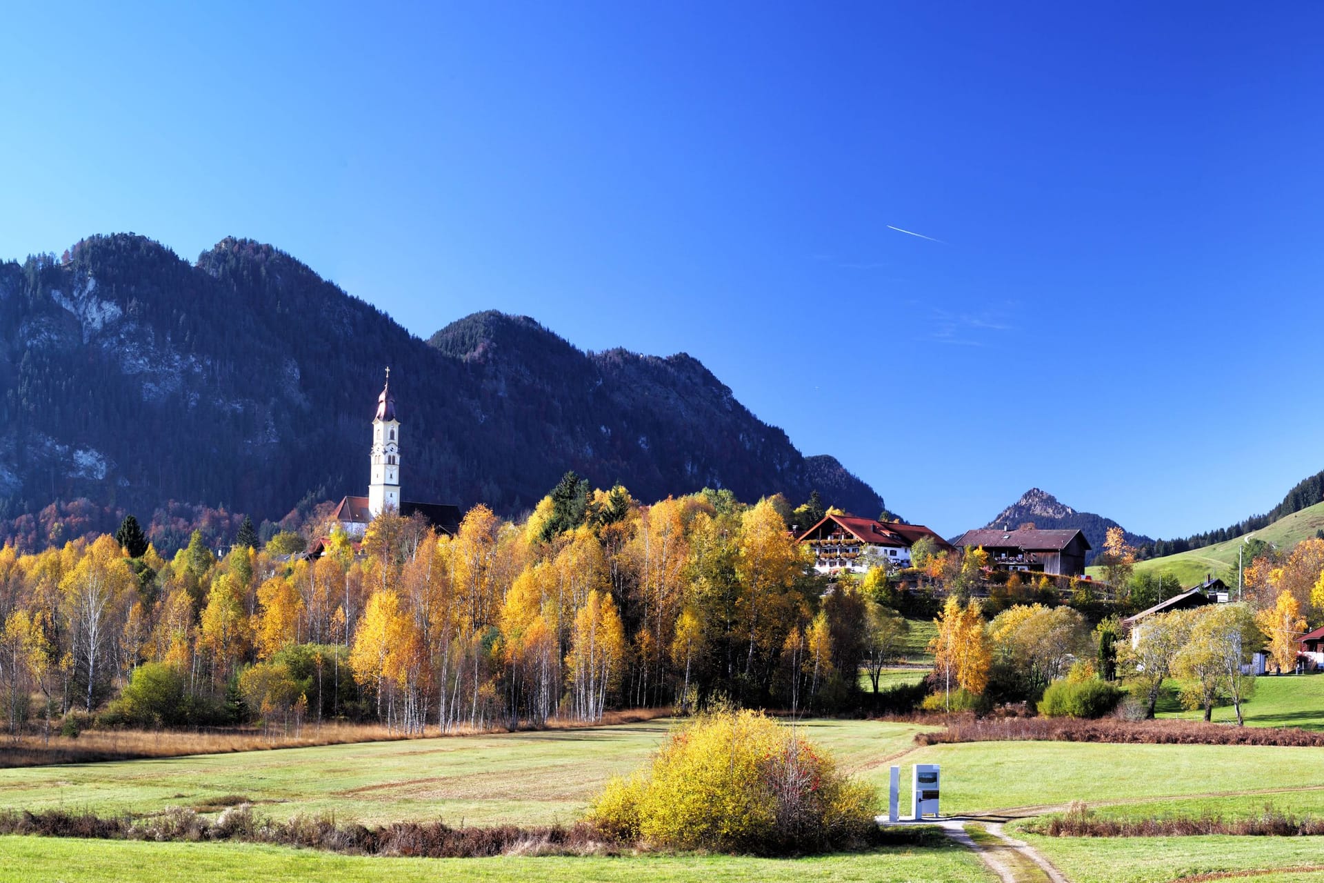 Landschaft in Pfronten im Landkreis Ostallgäu mit dem Kienberg im Hintergrund (Archivbild): Hier stürzte ein Wanderer und erlitt tödliche Verletzungen.