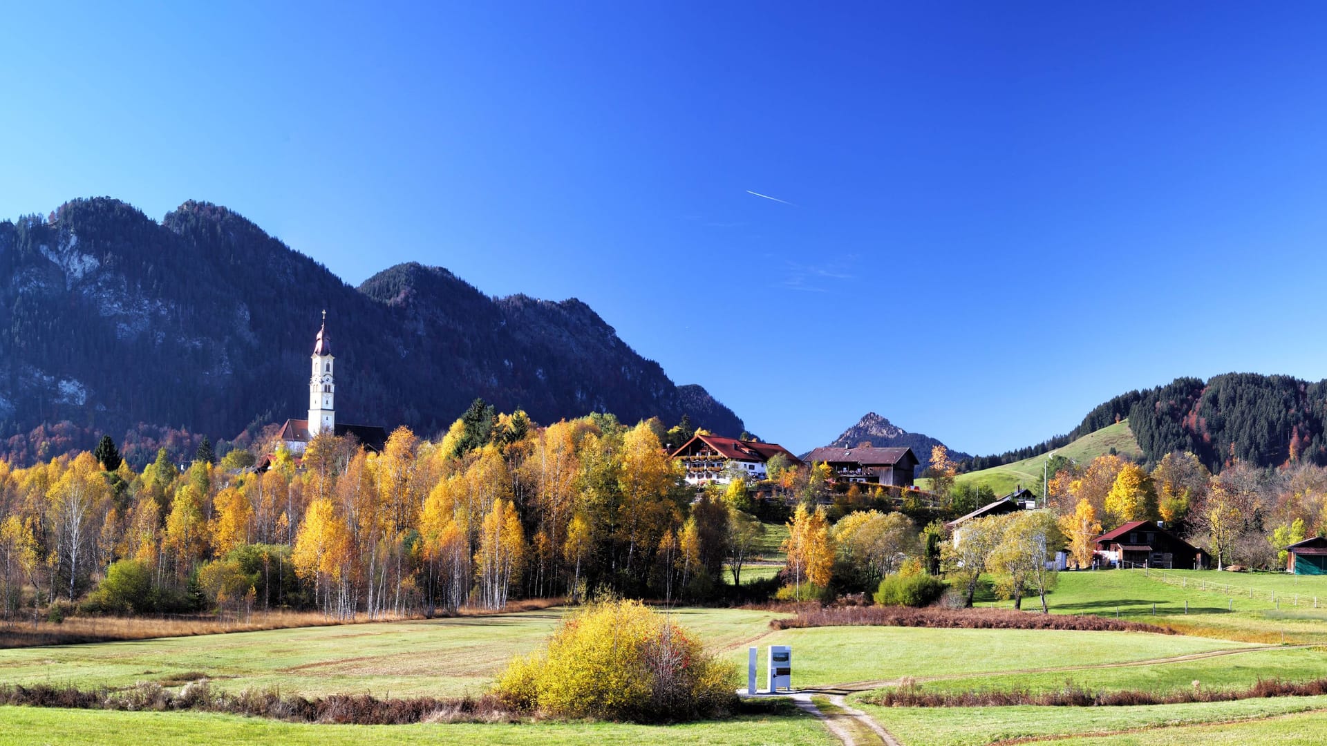 Landschaft in Pfronten im Landkreis Ostallgäu mit dem Kienberg im Hintergrund (Archivbild): Hier stürzte ein Wanderer und erlitt tödliche Verletzungen. Landschaft in Pfronten im Landkreis Ostallgäu mit dem Kienberg im Hintergrund (Archivbild): Hier stürzte ein Wanderer und erlitt tödliche Verletzungen.