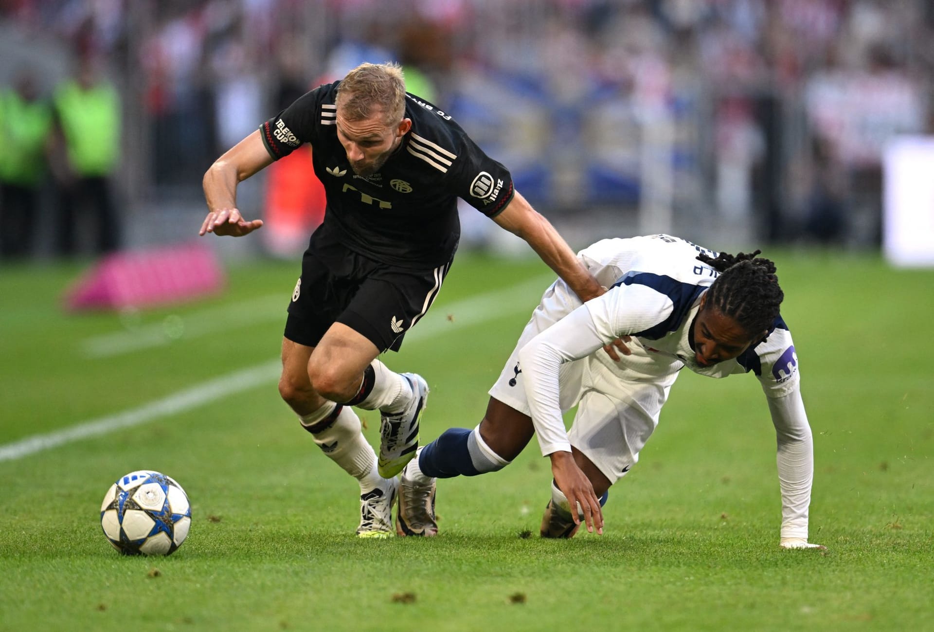 Konrad Laimer (bis 67.): Schoss aus guter Position am Ball vorbei (32.) und später aus bester Position unbedrängt drüber (58.). Legte mit viel Übersicht im Sechzehner auf Goretzka zurück (35.). Schöne Flanke auf Kane (43.). Defensiv stand er größtenteils sicher. Note 2