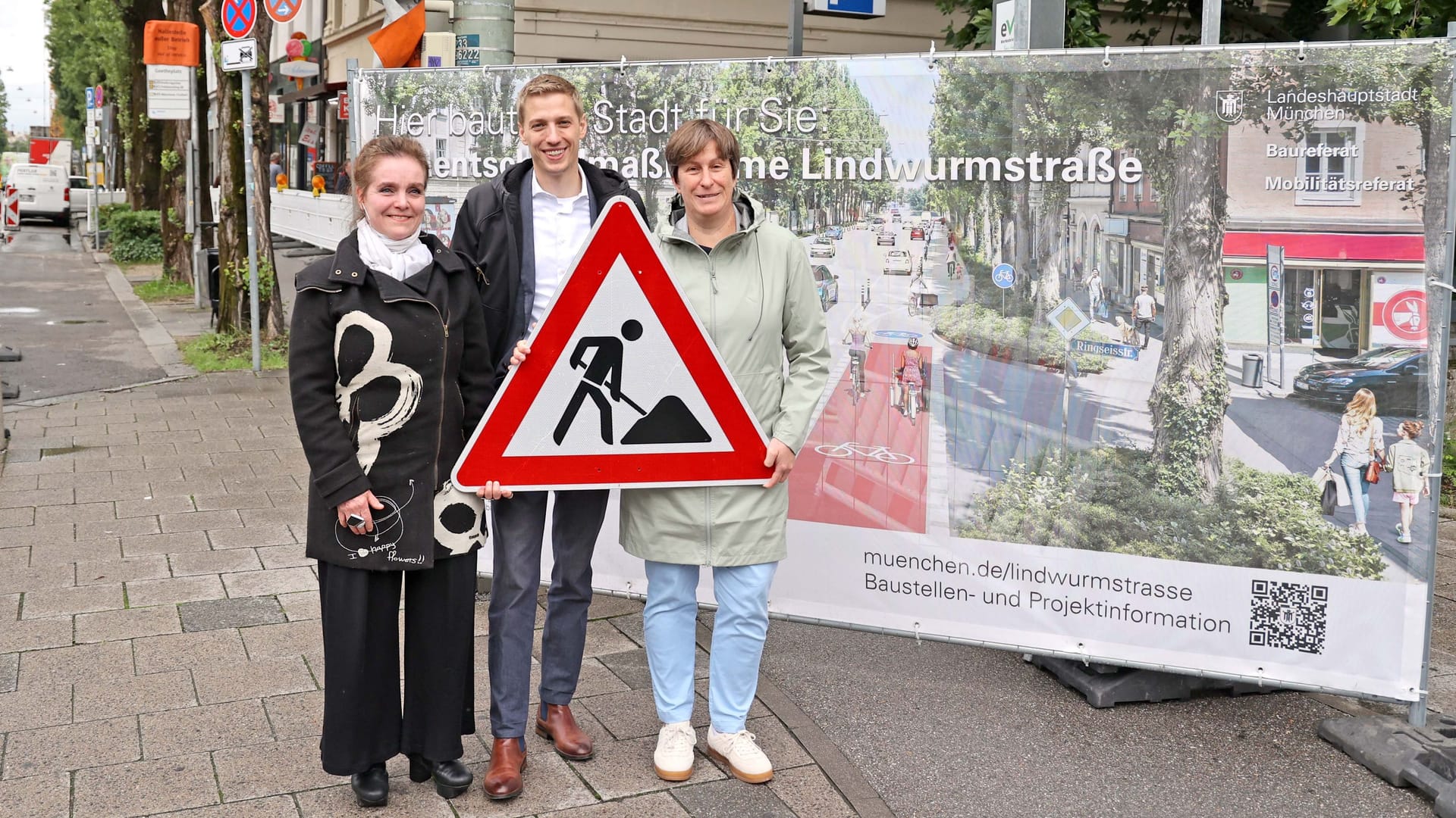 Baureferentin Jeanne-Marie Ehbauer (l.), Bürgermeister Dominik Krause und die Stadtdirektorin des Mobilitätsreferats, Sabine Effner, beim Baubeginn des ersten Umbauabschnitts Lindwurmstraße.