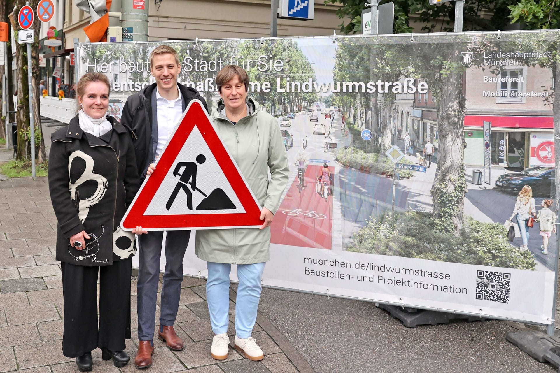 Baureferentin Jeanne-Marie Ehbauer (l.), Bürgermeister Dominik Krause und die Stadtdirektorin des Mobilitätsreferats, Sabine Effner, beim Baubeginn des ersten Umbauabschnitts Lindwurmstraße. Baureferentin Jeanne-Marie Ehbauer (l.), Bürgermeister Dominik Krause und die Stadtdirektorin des Mobilitätsreferats, Sabine Effner, beim Baubeginn des ersten Umbauabschnitts Lindwurmstraße.