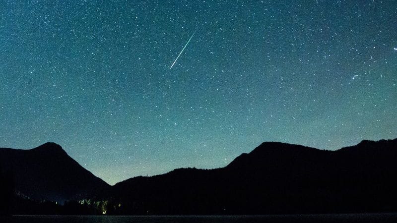 Eine Sternschnuppe leuchtet vor der Milchstraße am Himmel (Archivbild): So klar wie auf diesem Bild wird der Blick auf den Perseiden-Schauer wohl nur in der Nacht auf Sonntag in Bayern sein. Eine Sternschnuppe leuchtet vor der Milchstraße am Himmel (Archivbild): So klar wie auf diesem Bild wird der Blick auf den Perseiden-Schauer wohl nur in der Nacht auf Sonntag in Bayern sein.