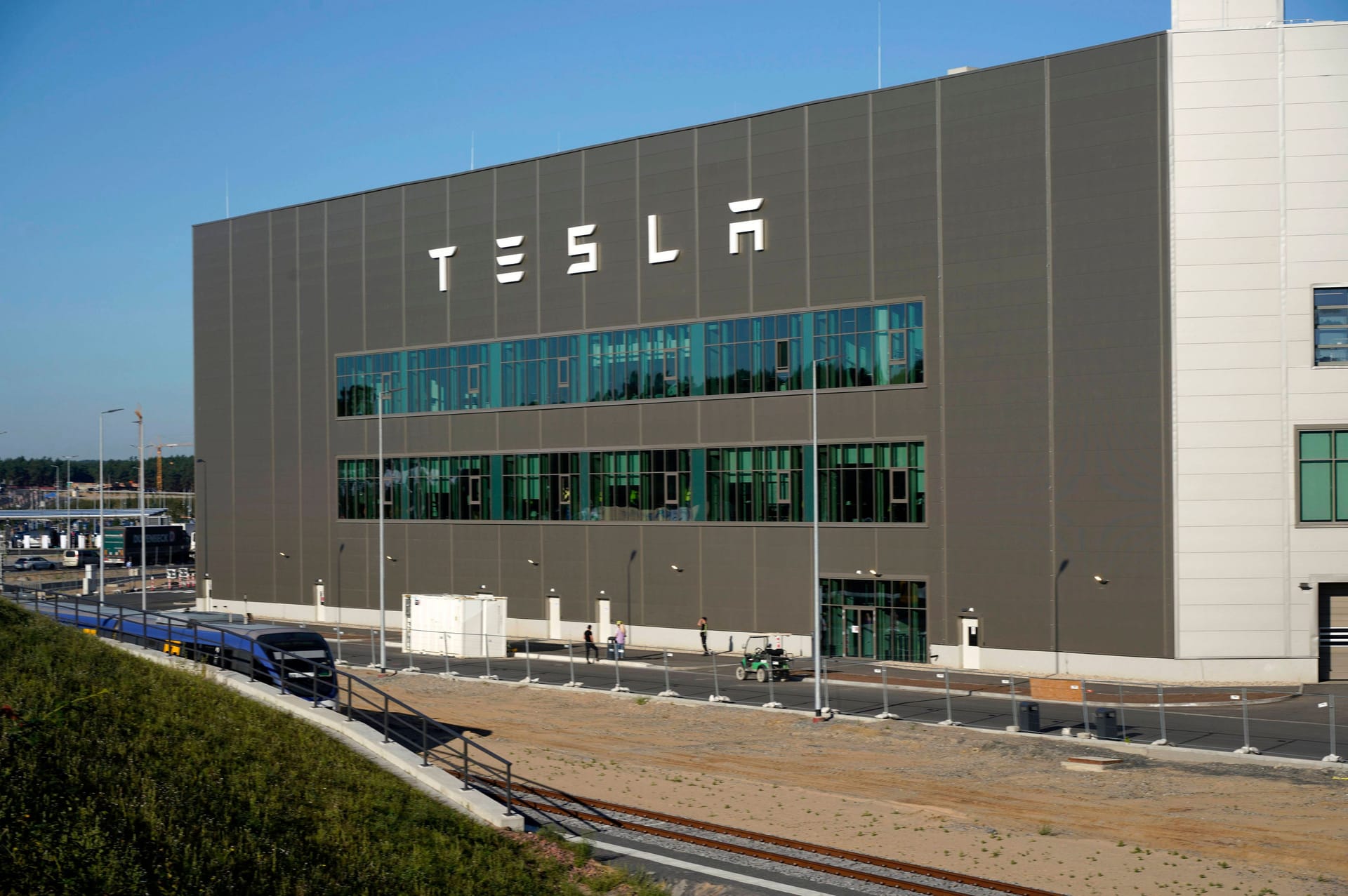 Tesla-Fabrik in Grünheide: Der zuvor versprochene Ausbau in Grünheide gerät von Seiten des Unternehmens ins Stocken. Tesla-Fabrik in Grünheide: Der zuvor versprochene Ausbau in Grünheide gerät von Seiten des Unternehmens ins Stocken.