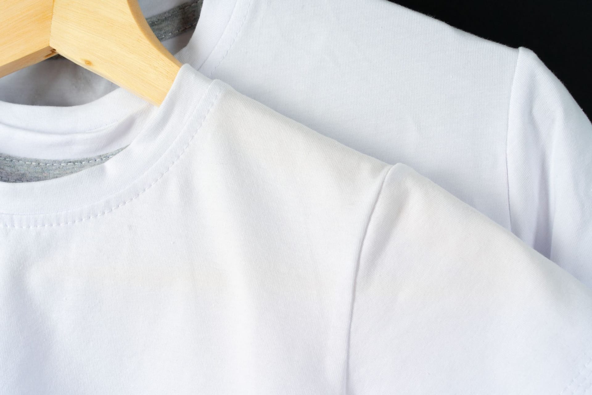 1472558750T-Shirts von Levi's gibt es jetzt bei Amazon im 2er-Set schon für weniger als 20 Euro (Symbolbild).