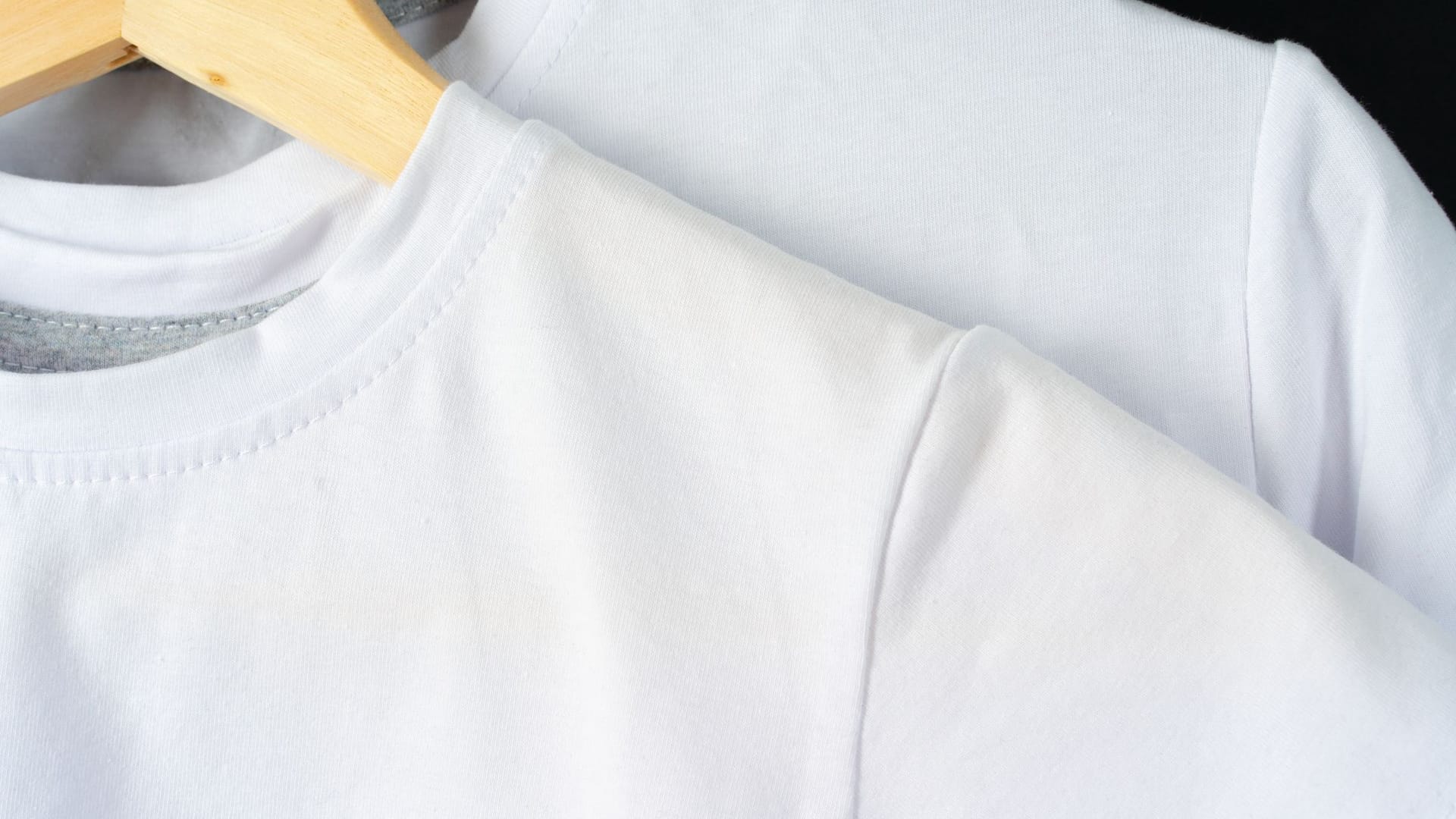 1472558750T-Shirts von Levi's gibt es jetzt bei Amazon im 2er-Set schon für weniger als 20 Euro (Symbolbild).