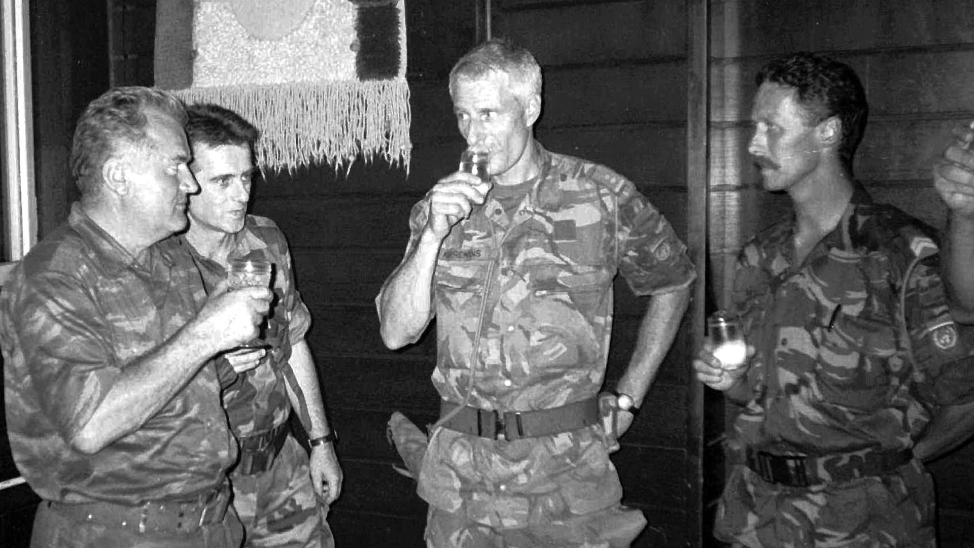 Ratko Mladic (l.) mit dem niederländischen Offizier Thomas Karremans (m.): Dieses Foto dokumentiert das Versagen der Uno.