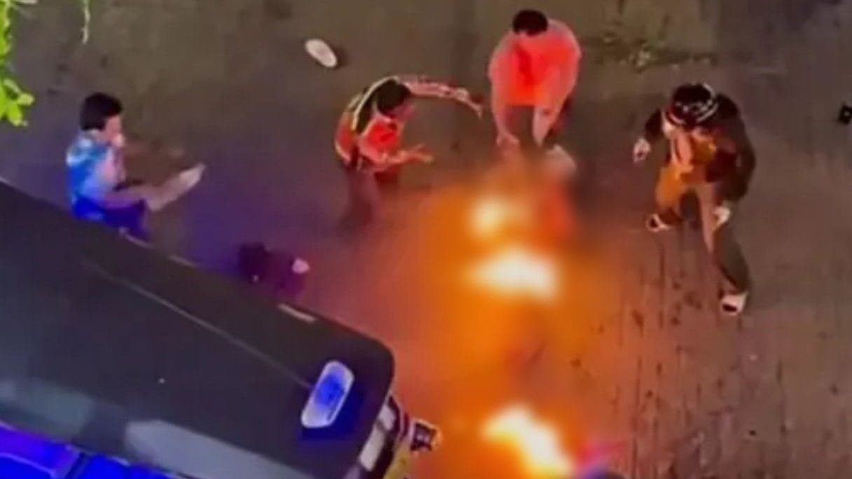 Helfer löschen die Flammen: Ein in sozialen Medien verbreitetes Video zeigt, wie sich eines der Opfer auf dem Boden wälzt.