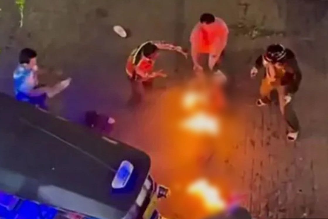 Helfer löschen die Flammen: Ein in sozialen Medien verbreitetes Video zeigt, wie sich eines der Opfer auf dem Boden wälzt.